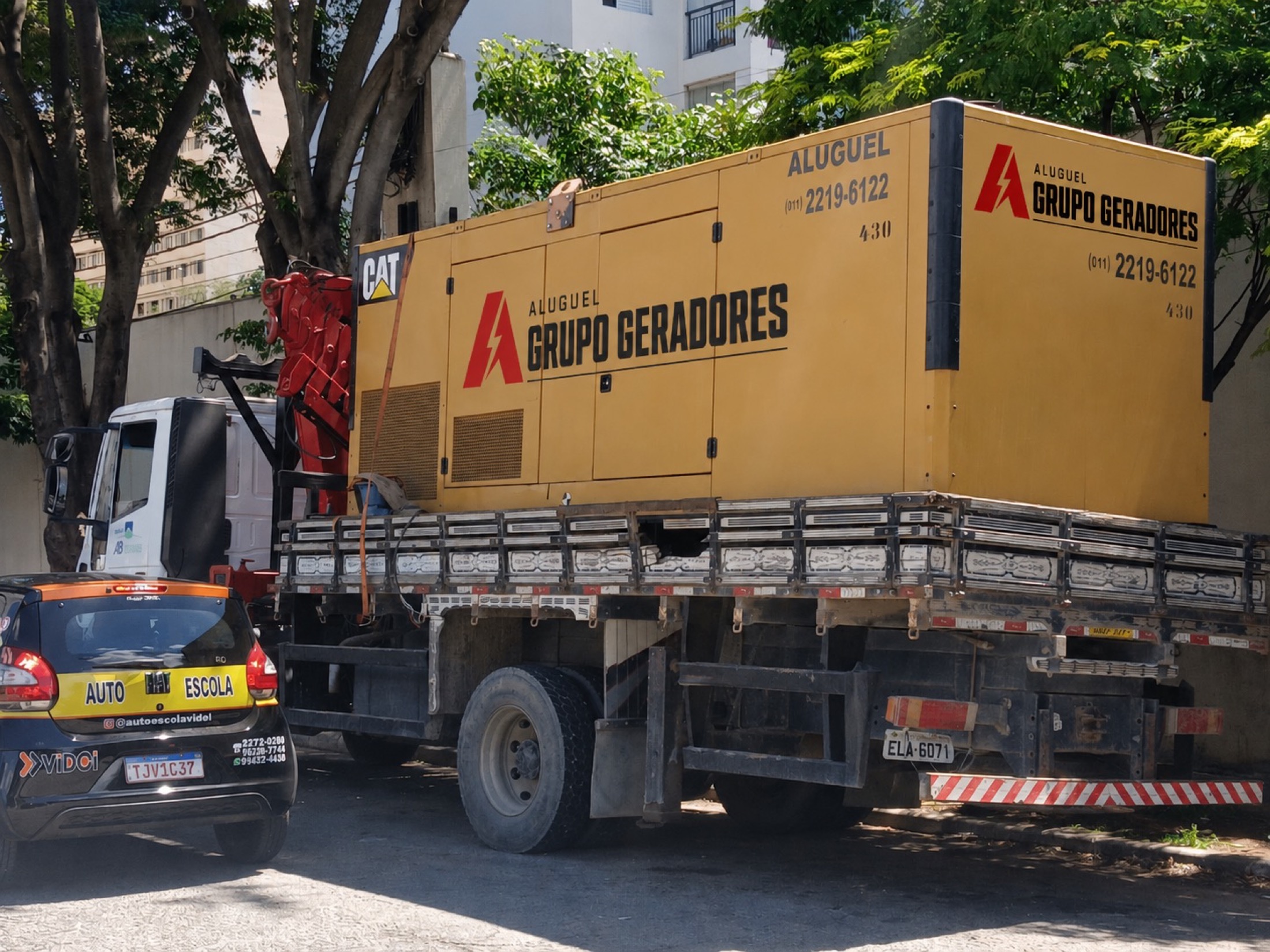 Grupo gerador cabinado sendo transportado